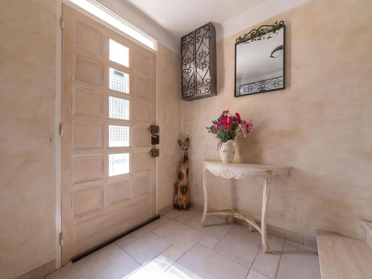 Lavish Villa In Carpentras With Private Swimming Pool